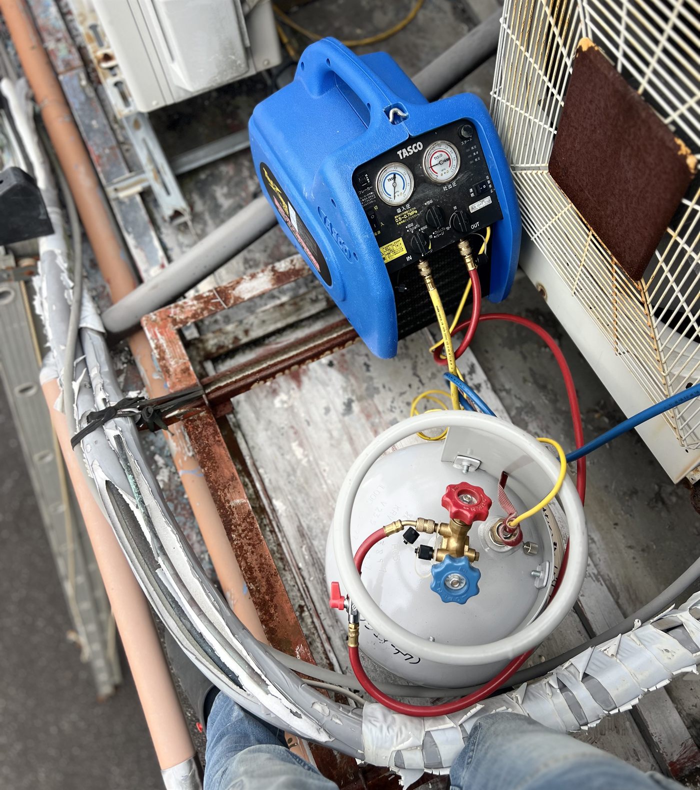フロン回収機とボンベ